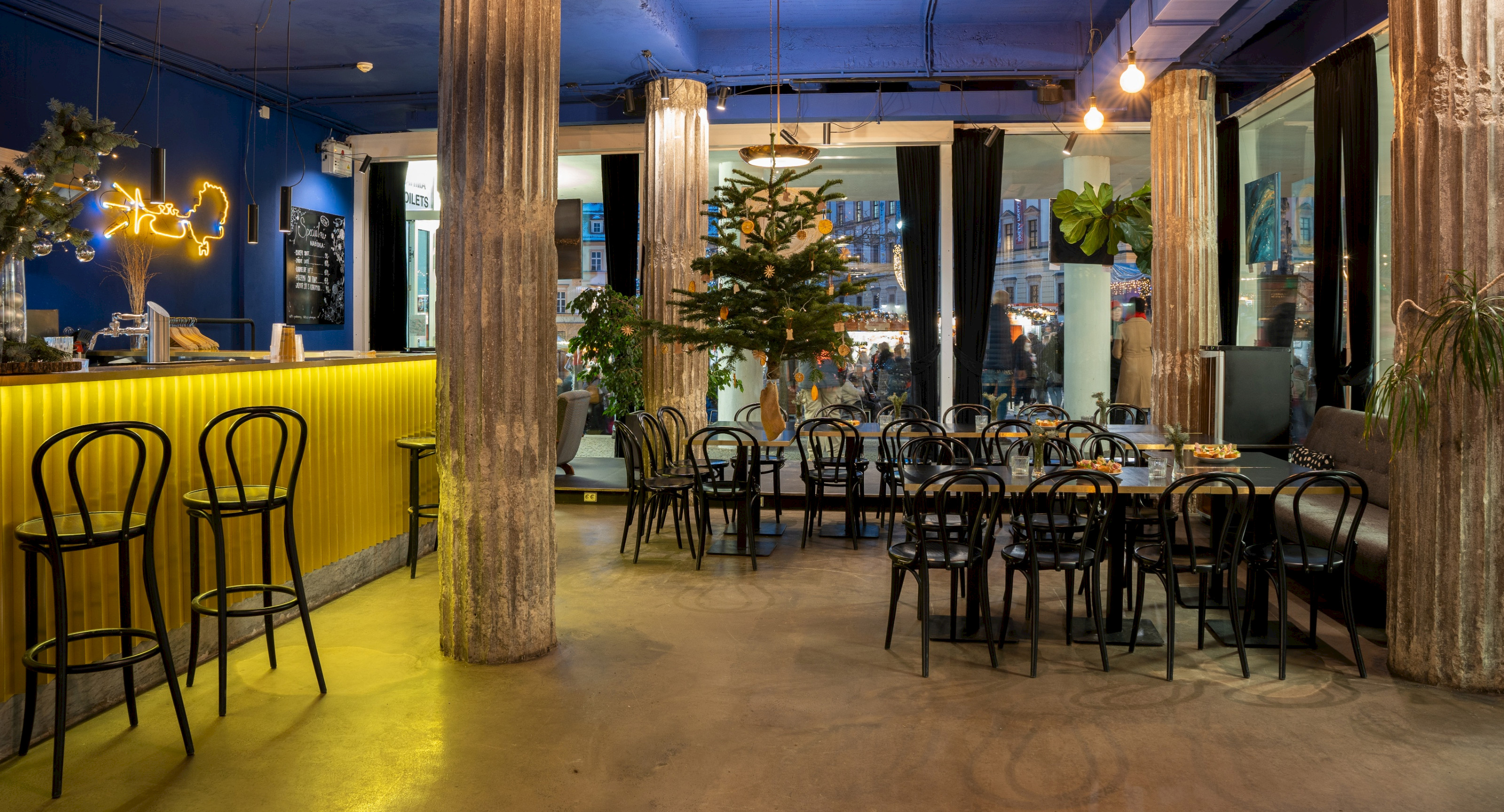 Stylová kavárna pod hladinou