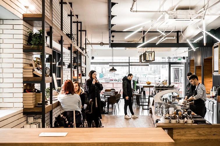 Designová kavárna s uměním